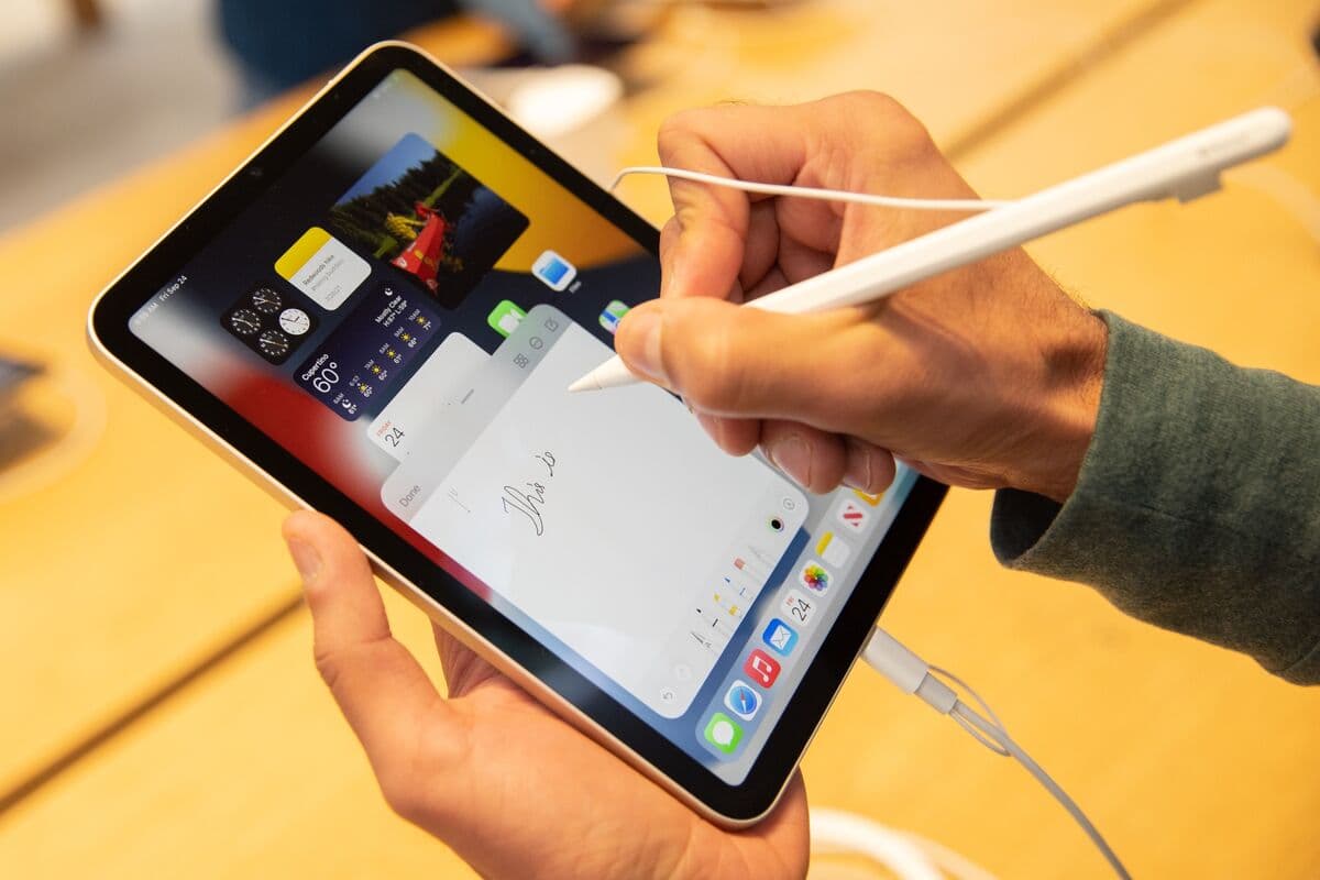 Apple’s Foldable iPhone to Feature iPad-Like Interface When Opened - Bloomberg.com