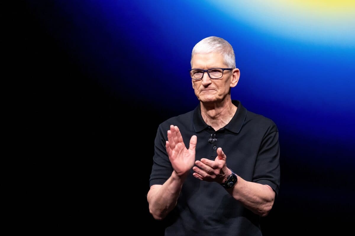 Apple’s Cook Says He’s ‘Healthy,’ Will Be Chairman for Long Time - Bloomberg.com