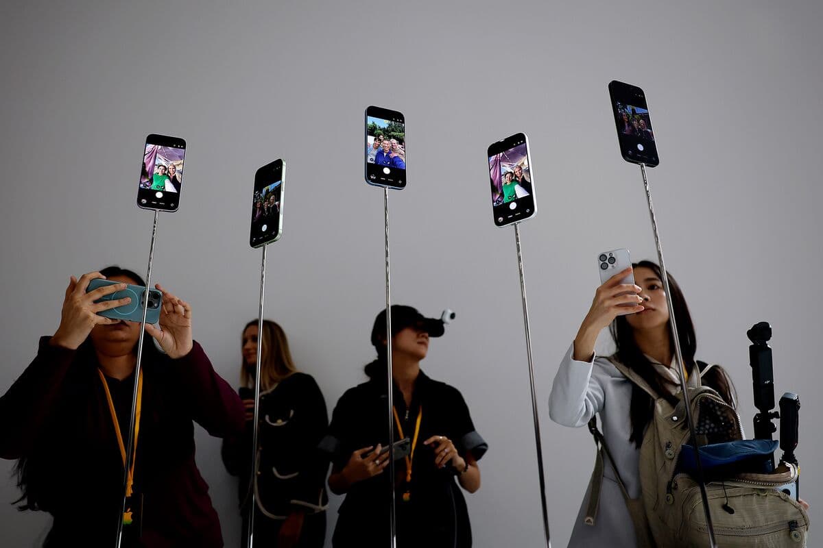 Apple Plans Customizable Camera for Pros, Siri Design Changes in iOS 27 - Bloomberg.com