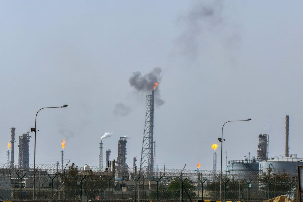 Iran Strikes More Gulf Targets as Trump Warns of Further Attacks - Bloomberg.com
