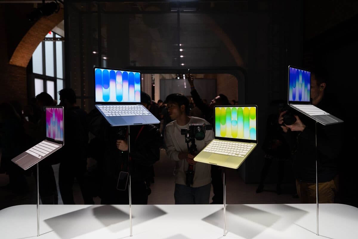 Apple Delivers Strong Forecast in Sign It’s Weathering Shortages - Bloomberg.com