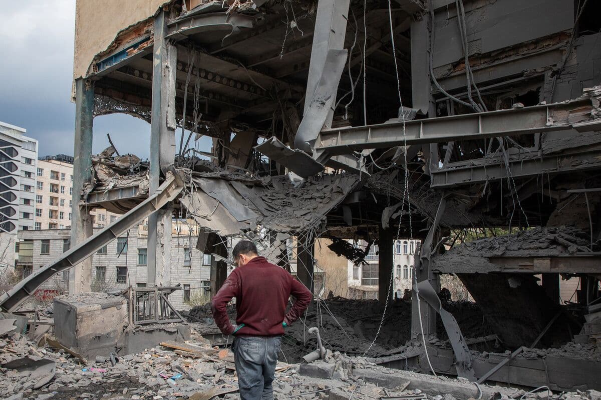 Strikes Continue as Houthis Join Iran War, US Troops Arrive - Bloomberg.com
