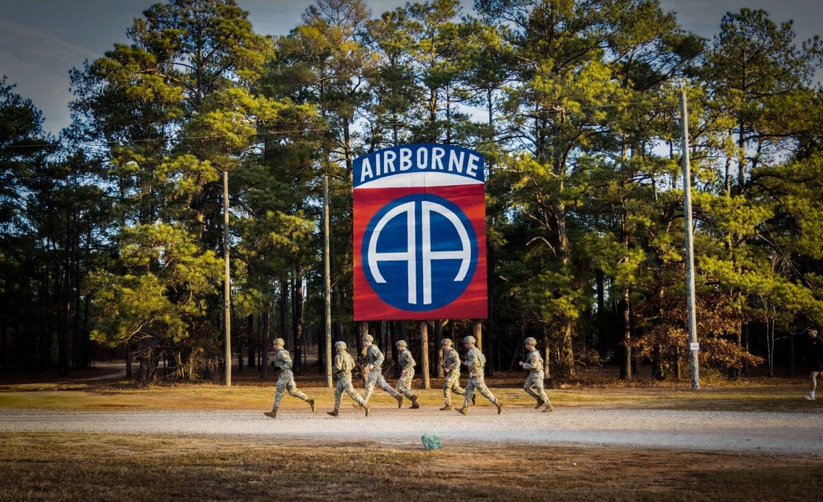 US Set to Deploy 2,000 Troops From 82nd Airborne to Middle East - Bloomberg.com