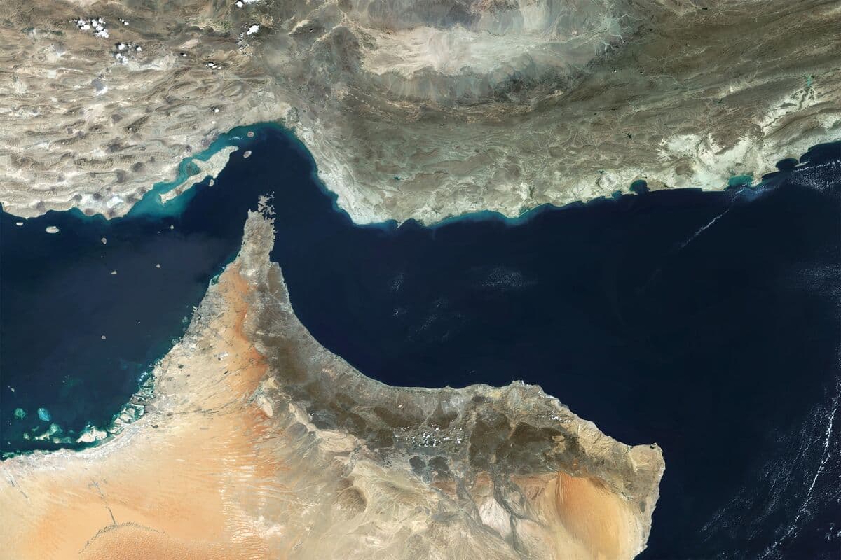 HORMUZ TRACKER: Iran-Linked Ships Are the Only Ones to Transit - Bloomberg