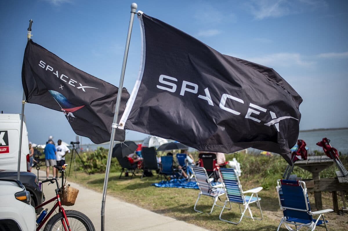 SpaceX Targets More Than $2 Trillion Valuation in IPO - bloomberg.com