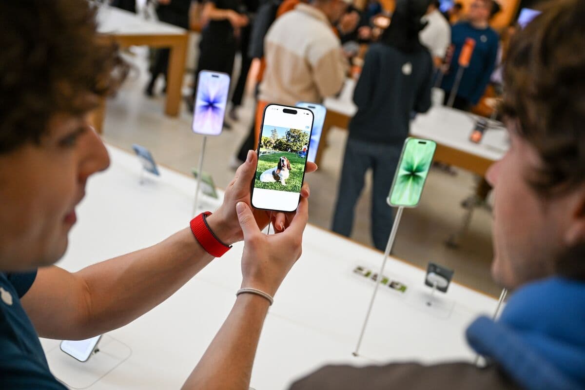 Apple Readies Photo-Editing Overhaul With New AI Tools in iOS 27 - Bloomberg