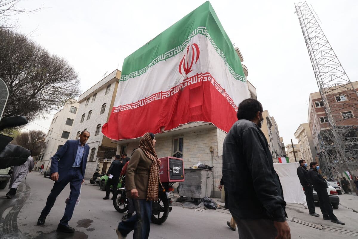 US and Iran Keep Up Strikes as Trump Mulls Possibility of a Deal - Bloomberg.com