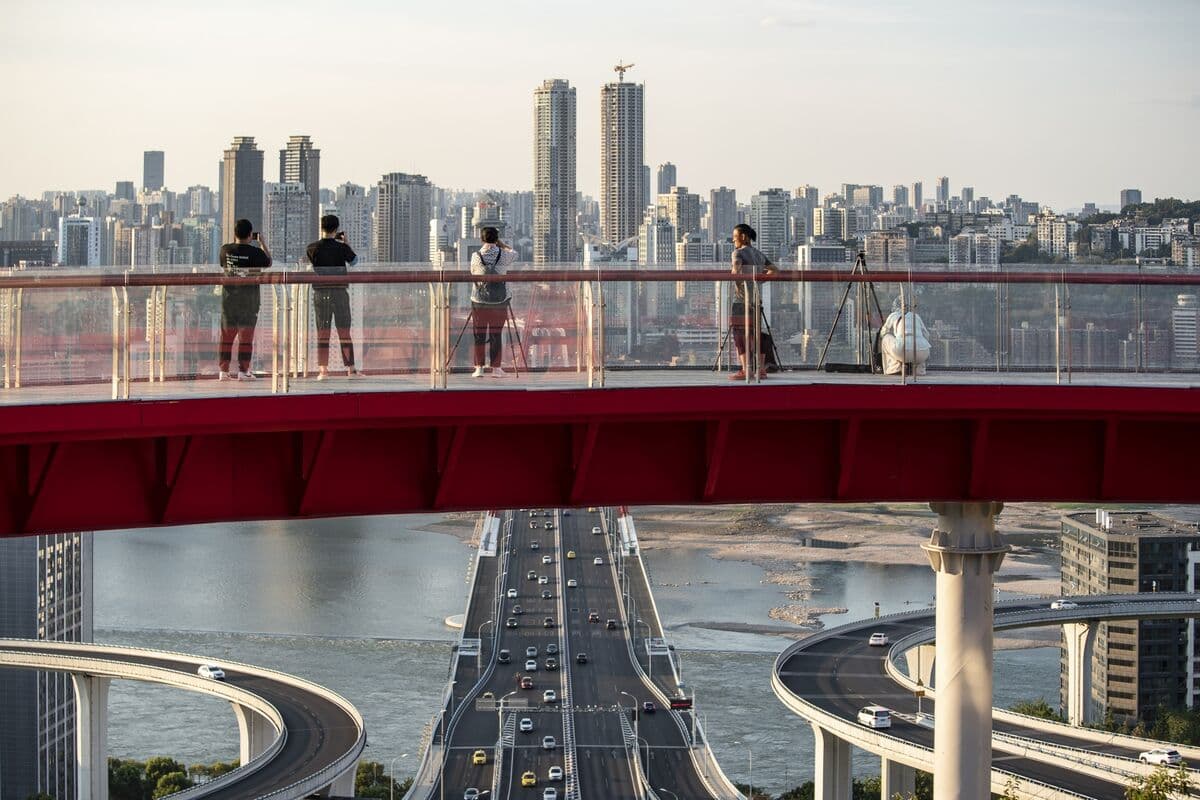 China’s Economy Revs Up Despite War as Growth Tops Forecasts - Bloomberg.com