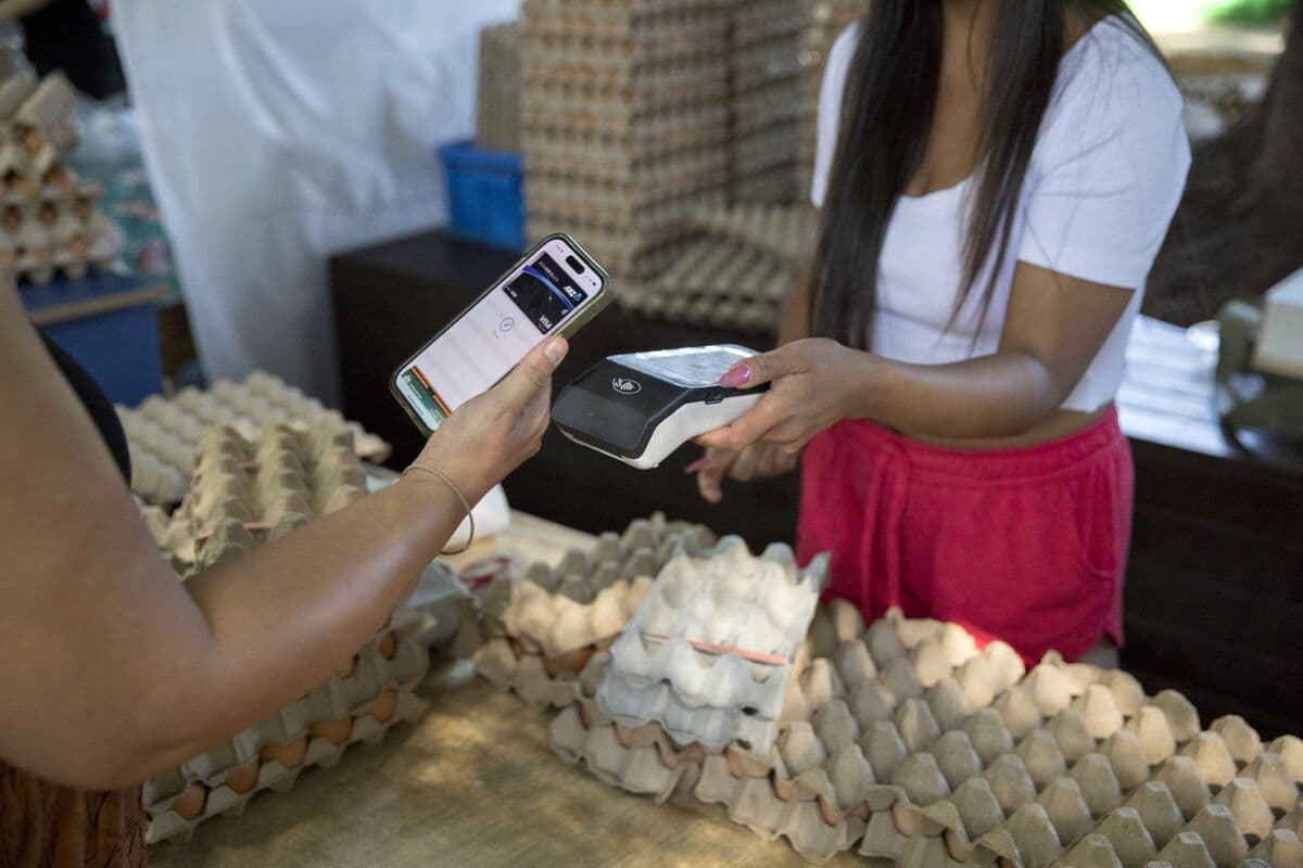 Apple Plans to Let Users Build Their Own Passes in iOS 27 Wallet App - Bloomberg.com
