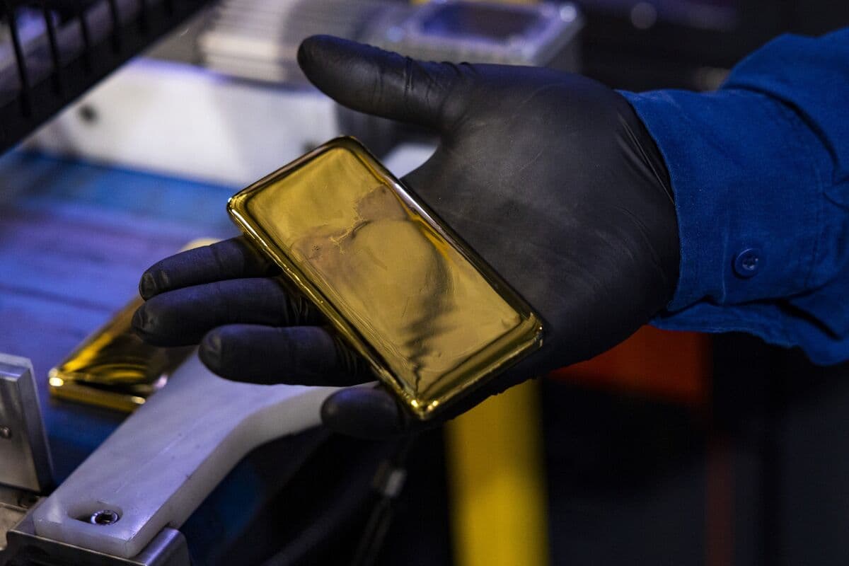Gold Falls as Trump Threatens Escalation of US Attacks on Iran - Bloomberg.com