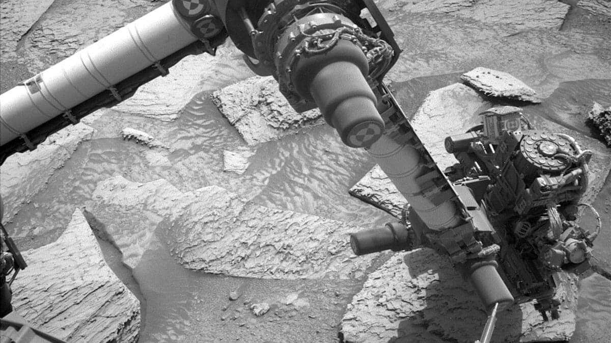 Watch NASA’s Curiosity Rover Struggle to Break Loose From a Rock on Mars - Gizmodo