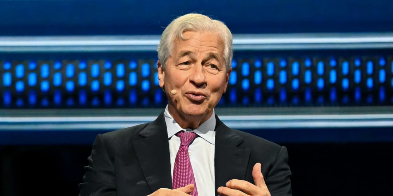 Jamie Dimon Has Moved on From Cockroaches. Why a ‘Skunk at the Party’ Is His New Concern. - Barron's