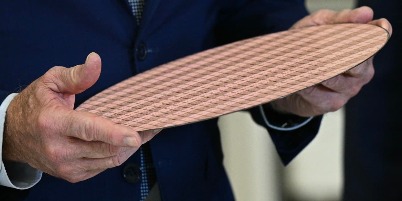 Apple, Intel Have Reached Preliminary Chip-Making Agreement - WSJ