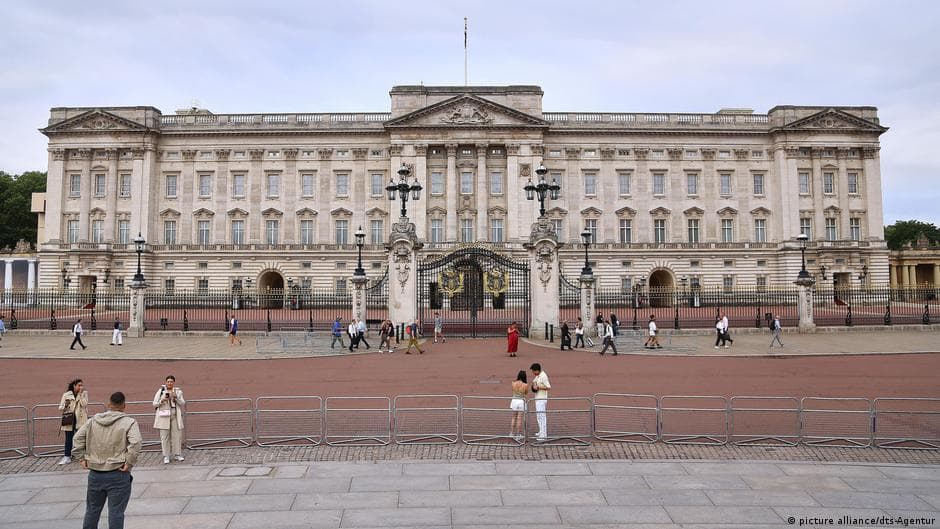 King Charles won't live in Buckingham Palace, reveals taxes - dw.com