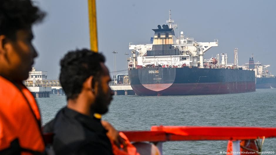 Iran war: Trump dials up the pressure to secure Hormuz - DW.com