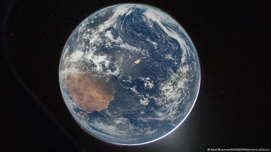 Artemis II passes halfway point to Moon, sends Earth photos - dw.com